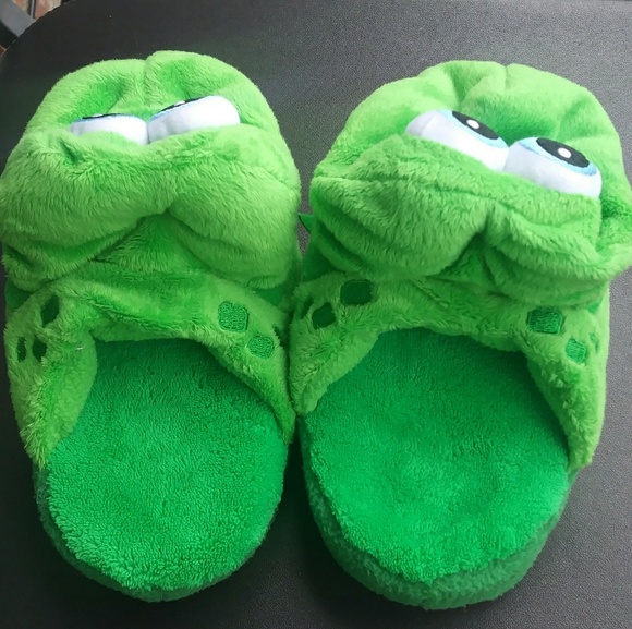 *Sold!* Green Gators Kid's Bed Slippers - Picture 3 of 6